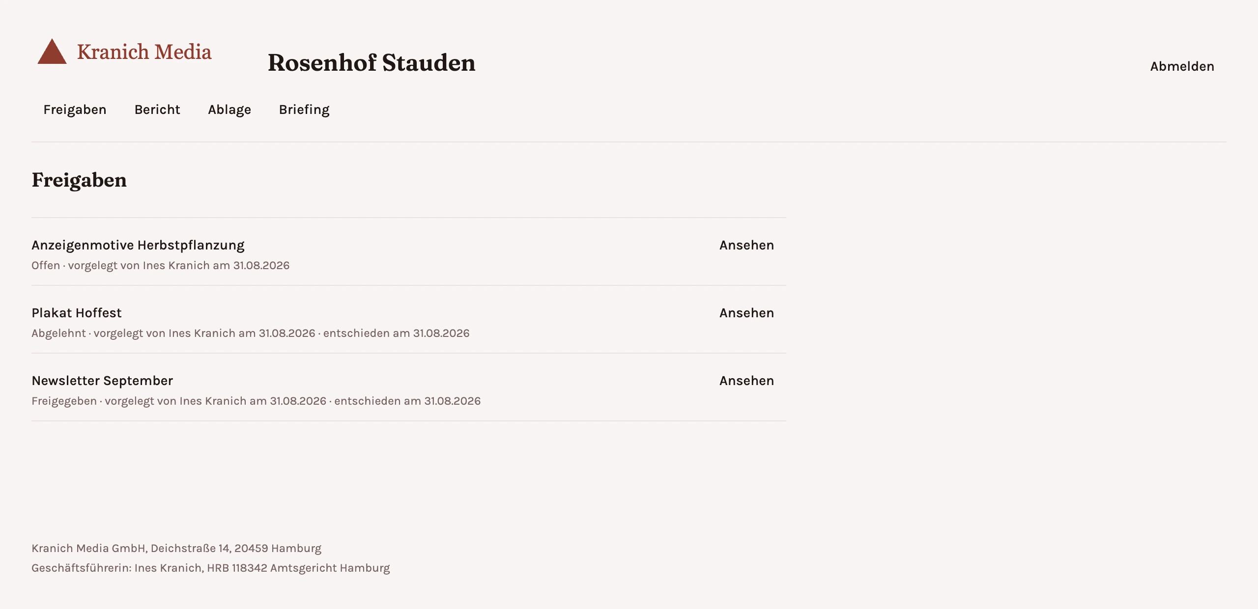 An agency portal: its logo, the name of the client, the bar with approvals, report, assets and briefing, and below it three approvals with their state.